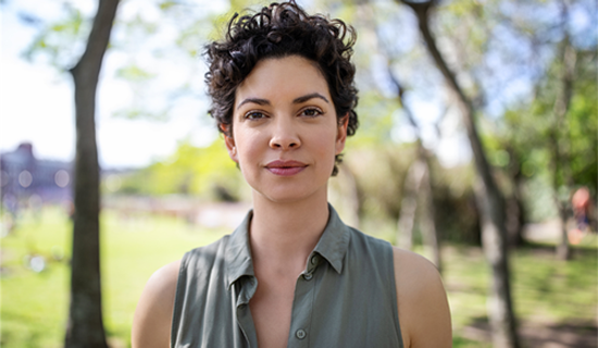 a photo of a woman